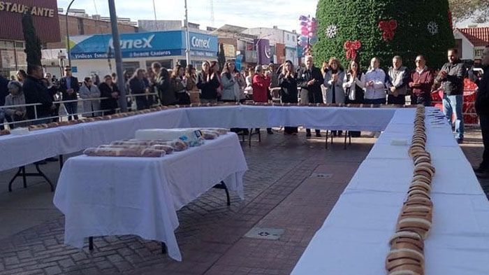 Menonitas hicieron la mega rosca de más de 50 metros para Dia de Reyes en Cuauhtémoc