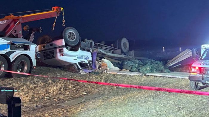 Vuelca camión de Gobierno y deja un fallecido en la carretera a Santa Isabel