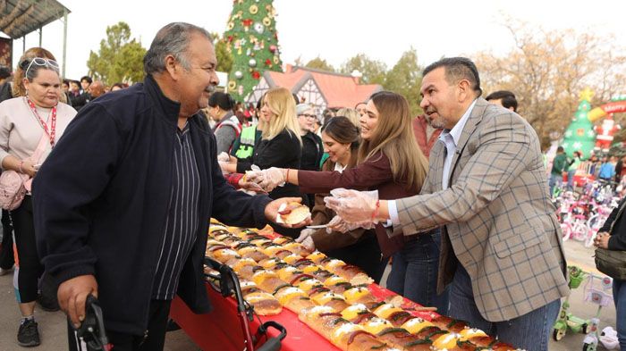 Encabeza Cruz Pérez Cuéllar evento para partir mega rosca por Día de Reyes